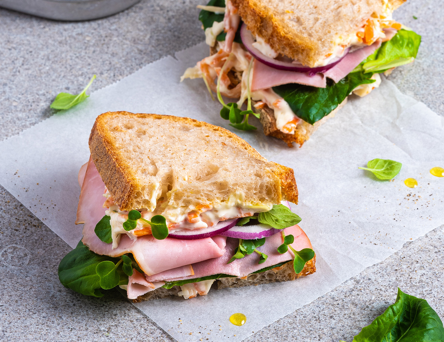 Sandwich med skinke og italiensk salat