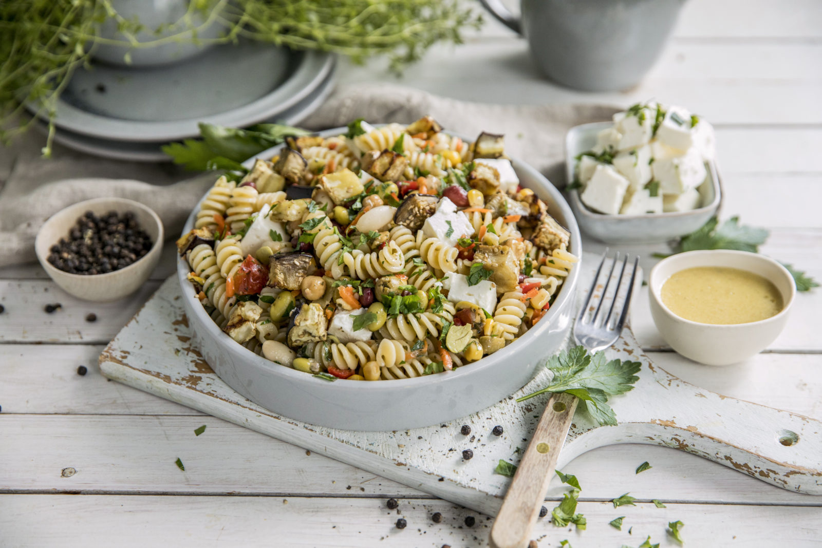 Pastasalat med bønner, oliven og ovnsbakt aubergine