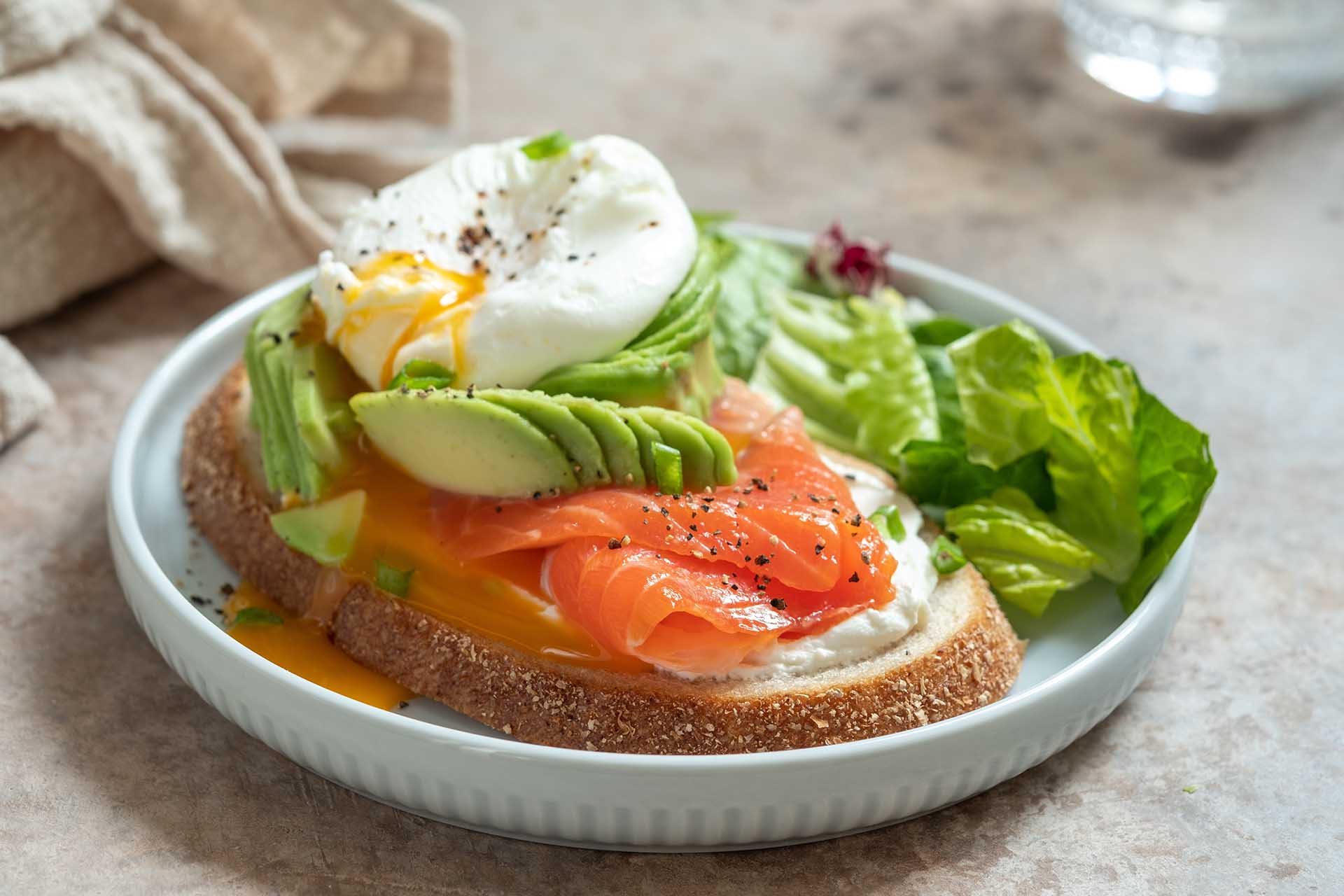 Brød med avokado,egg og laks - eksempel på umettet fett