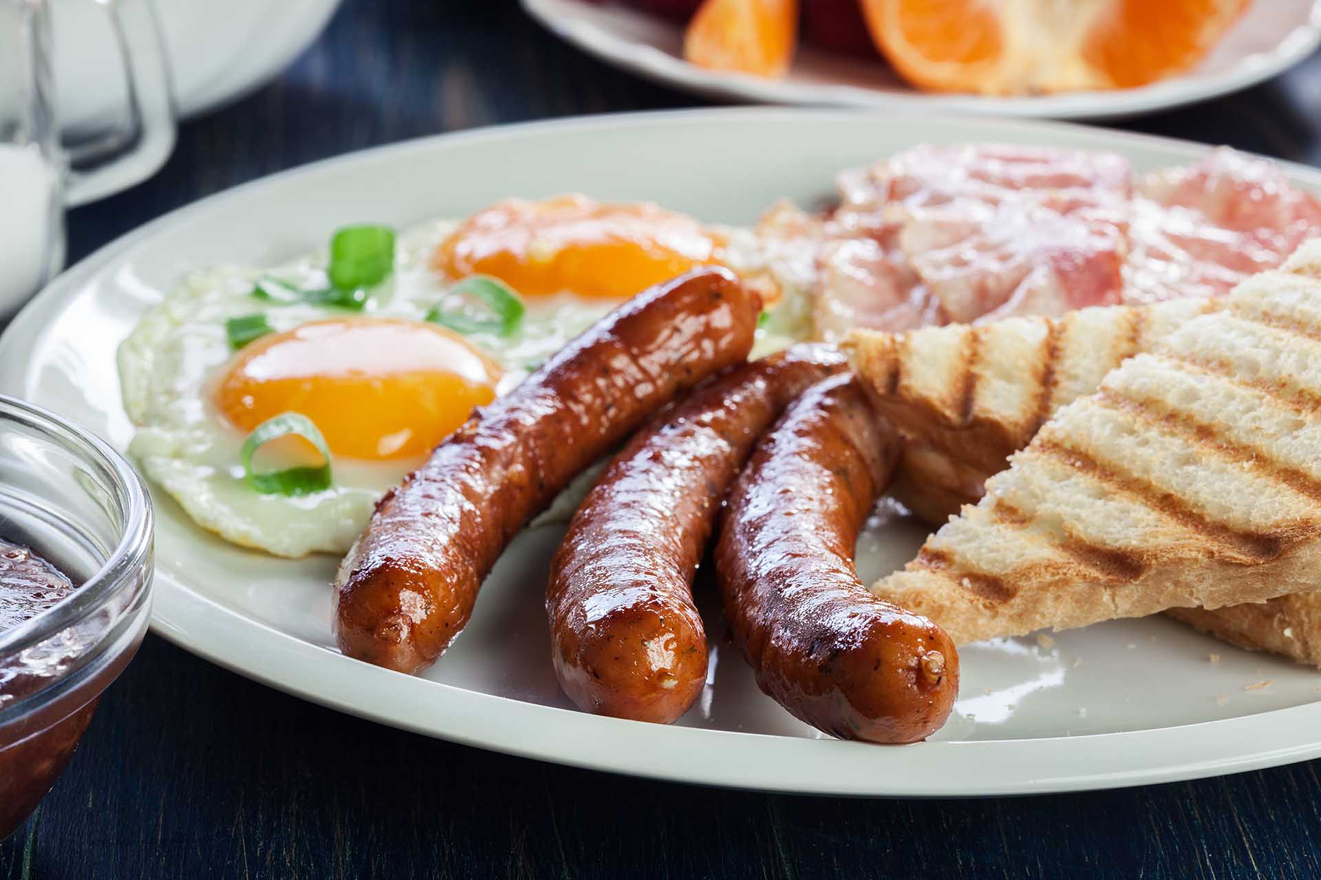 Egg, pølse, bacon og toast - eksempel på måltid med mye mettet fett