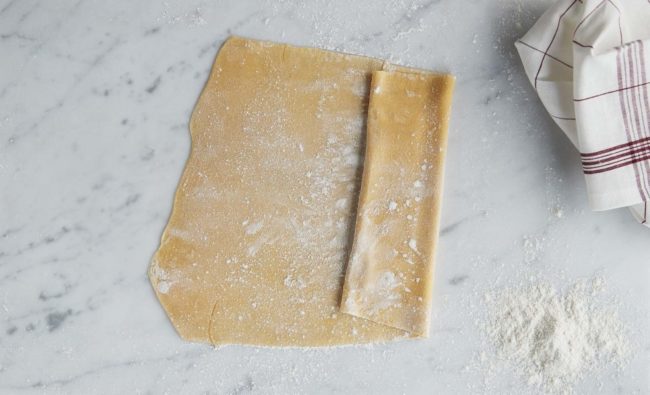 Hjemmelaget pasta - steg 7: drysset over mel og begynt brettingen