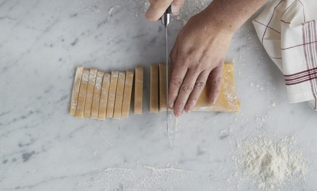 Hjemmelaget pasta - steg 8: pasta skjæres i strimer
