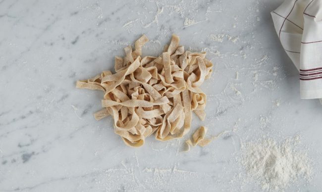 Hjemmelaget pasta - steg 9: ferdig kuttet pasta i strimler