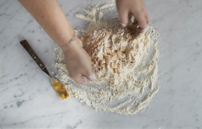 Hjemmelaget pasta - steg 4: deigen samles og knas