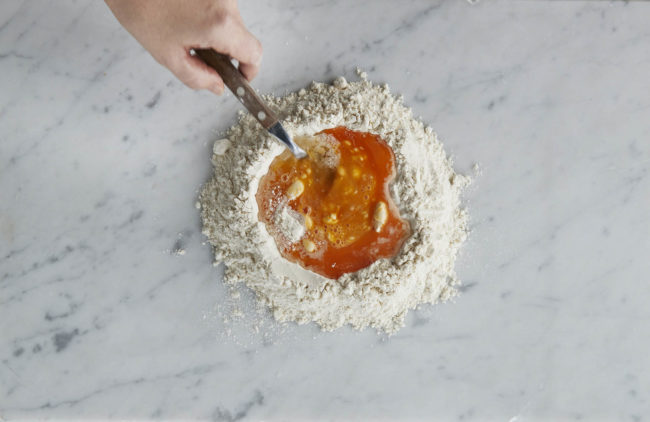 Hjemmelaget pasta - steg 2: egg og mel piskes sammen med gaffel