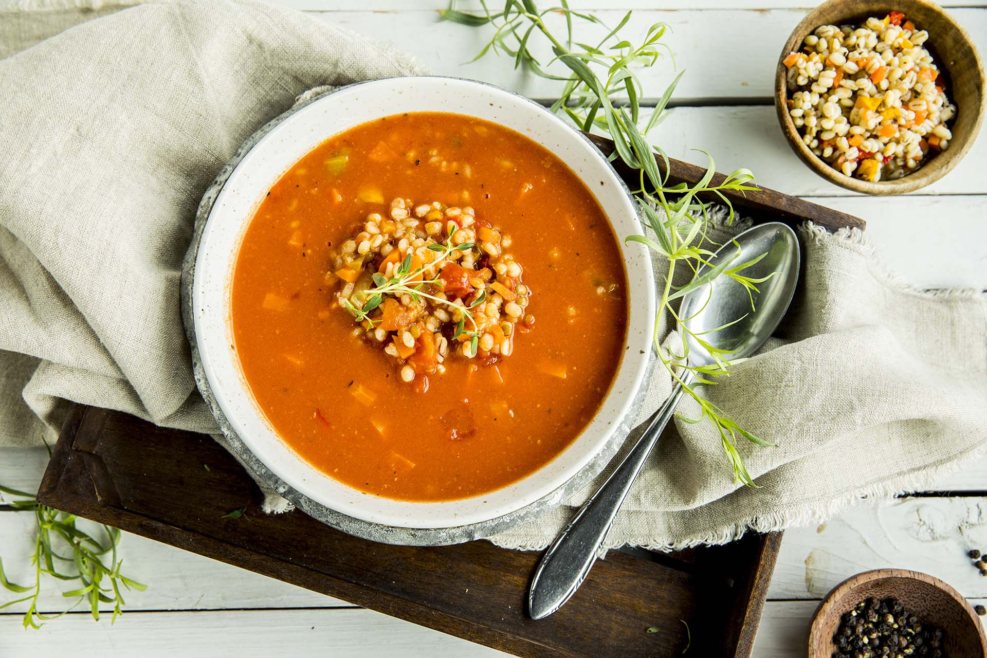 Provencalsk grønnsakssuppe med bygg og linser