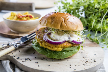 Vegetarburger av quinoa og paprika