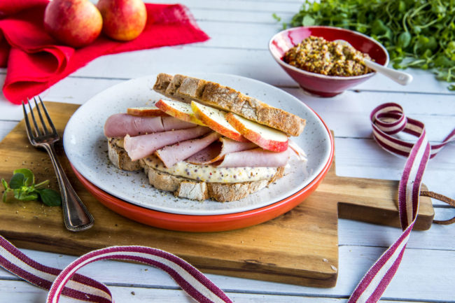 Sandwich med juleskinke og sennepsdressing. Foto.