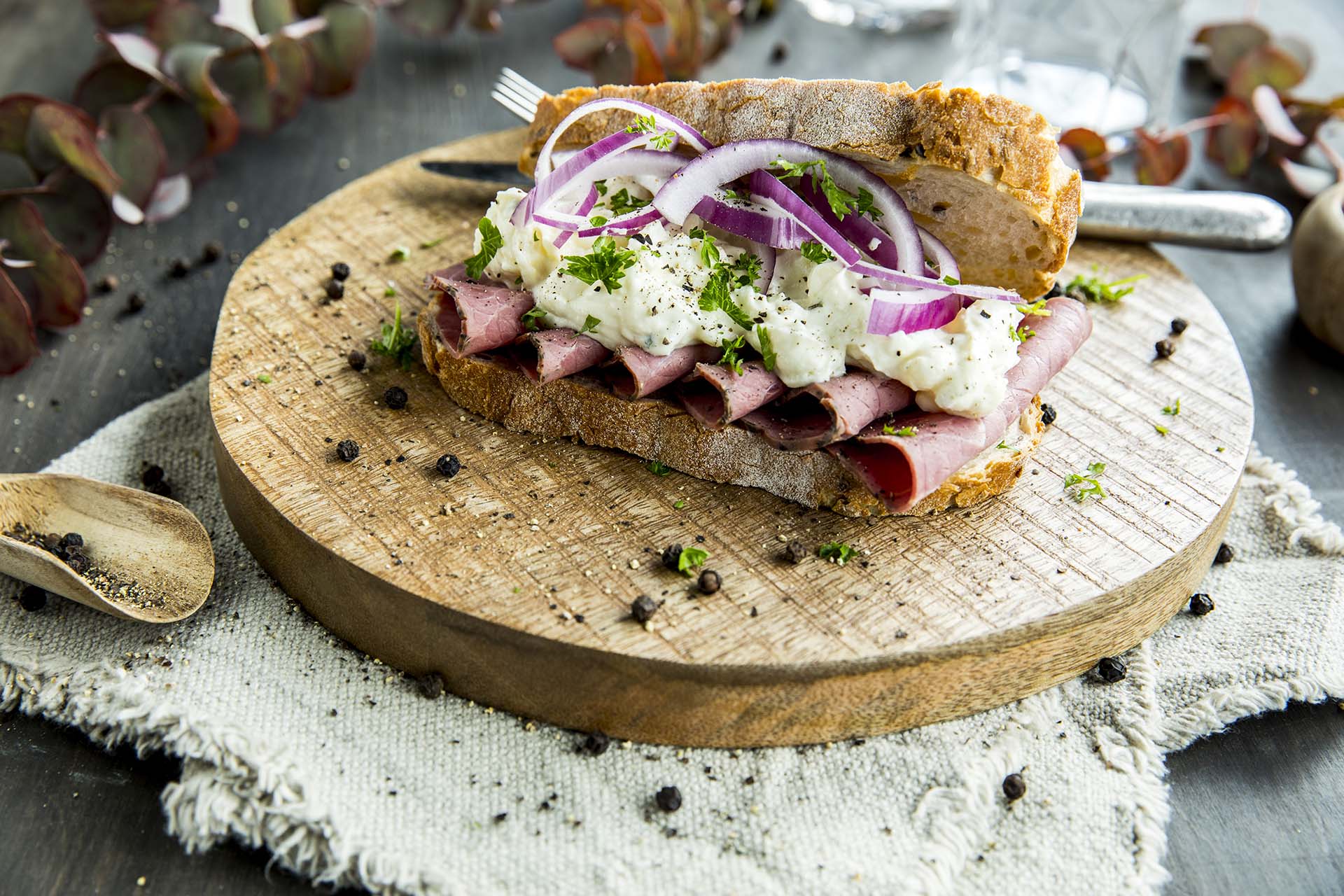 Roastbiffsmørbrød med potetsalat og rødløk
