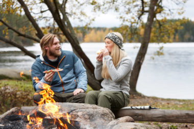 Nordmenn spiser brødskiver. Foto.