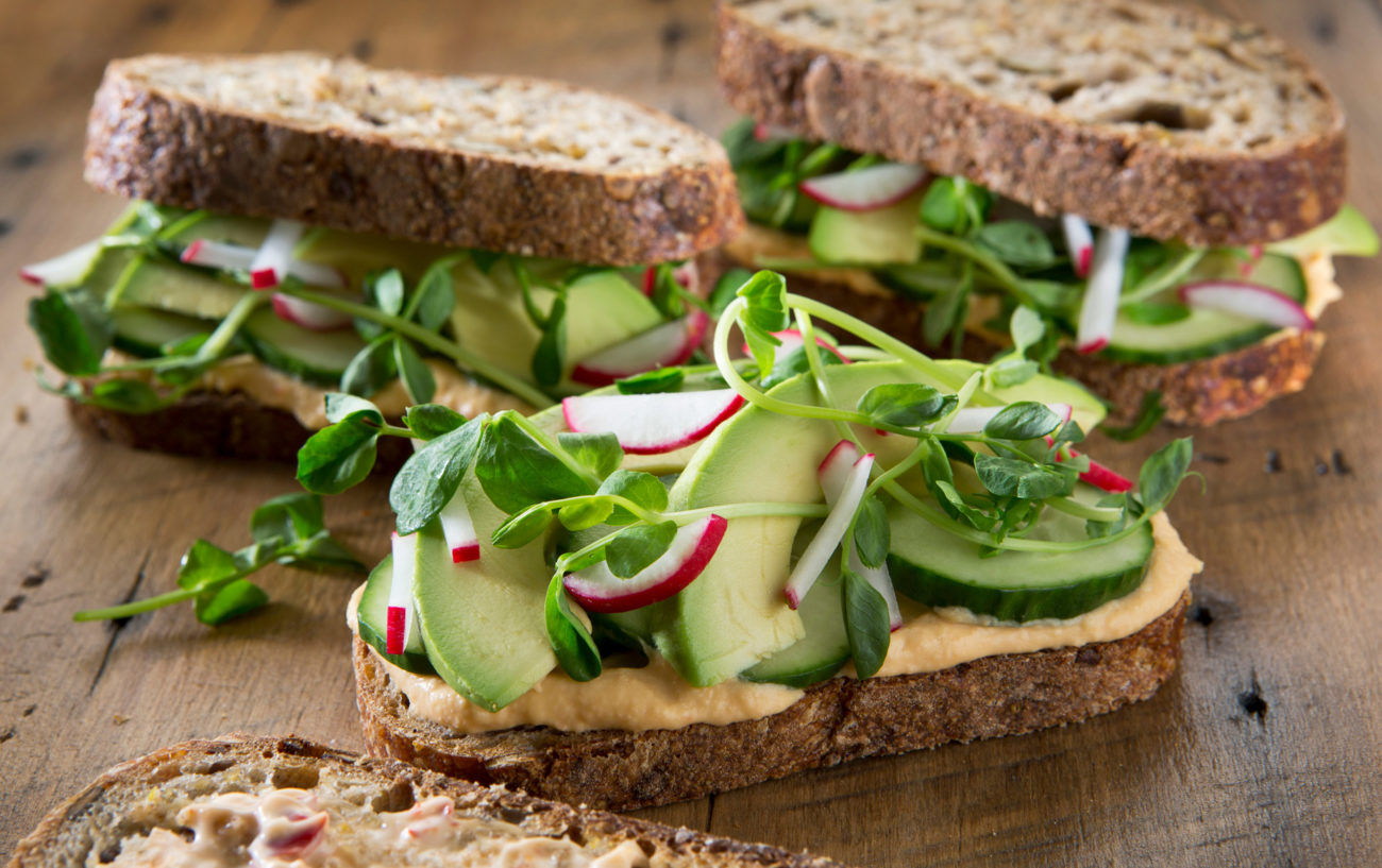 Sandwich med fyldig paprikamajones. Foto.