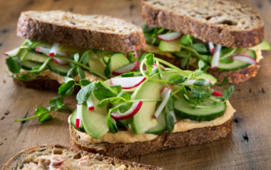 Sandwich med fyldig paprikamajones. Foto.