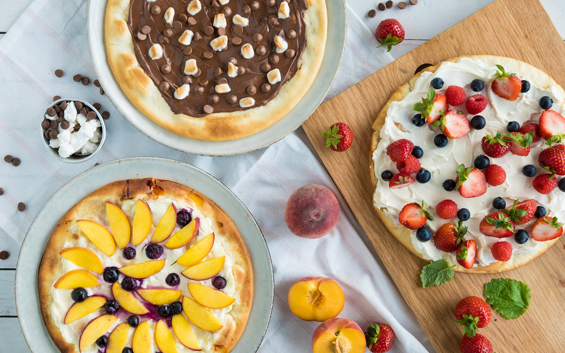 Dessert pizza med ulike toppings. Foto.
