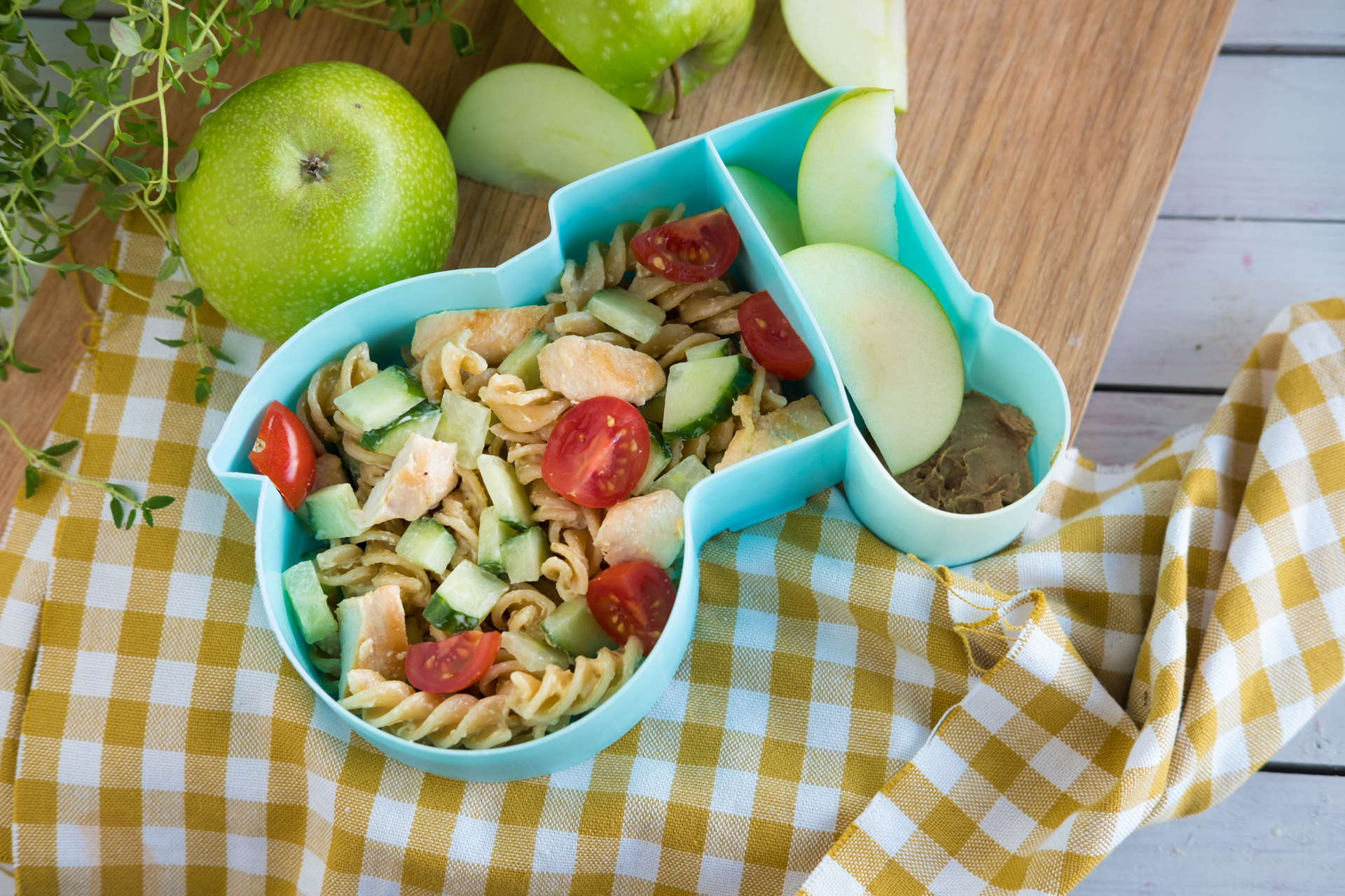 Matpakke med pastasalat og eple. Foto.