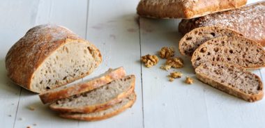 brødrester av lyst og grovt brød