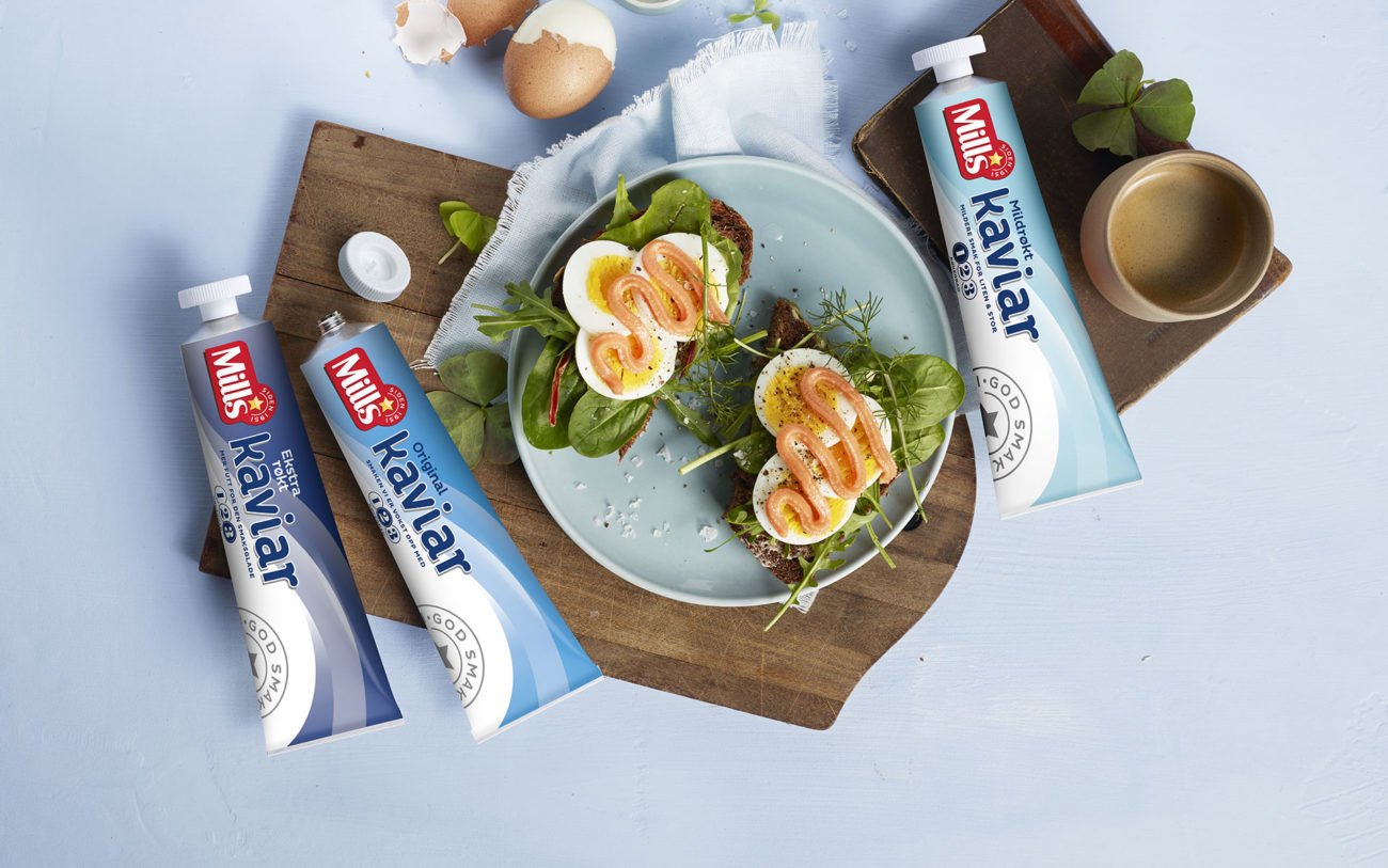 Mills kaviar og egg på brødskive. Foto.