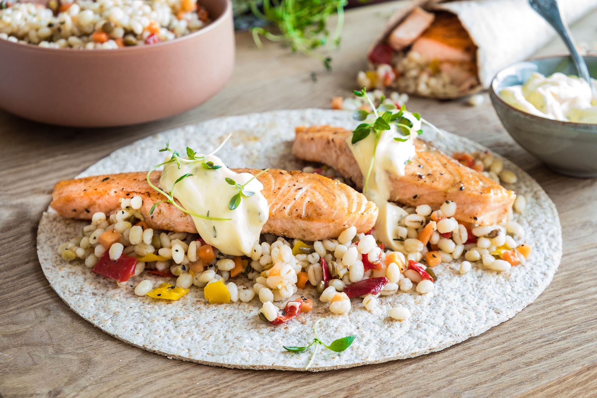 Wrap med laks og byggrynsalat