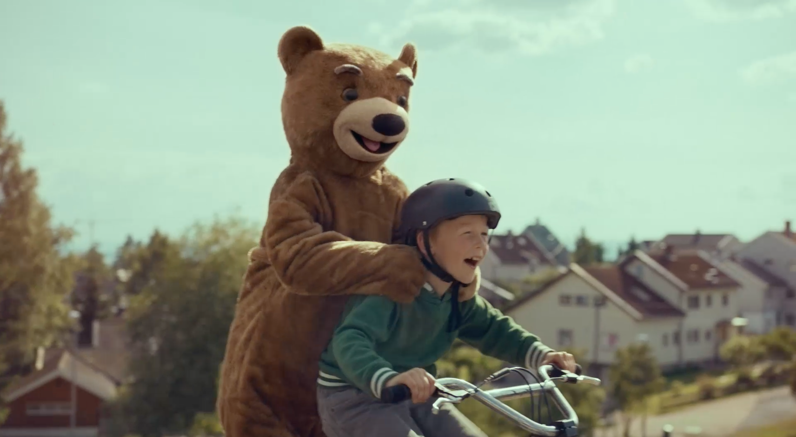 Bamse og gutt sykler
