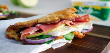 Vaffelsandwich med salt spekeskinke, myk brie og syrlig eple