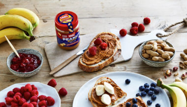 Brødskiver med Mills peanut butter
