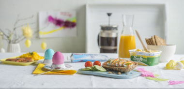 Frokostbord med egg, kaviar og kaffe