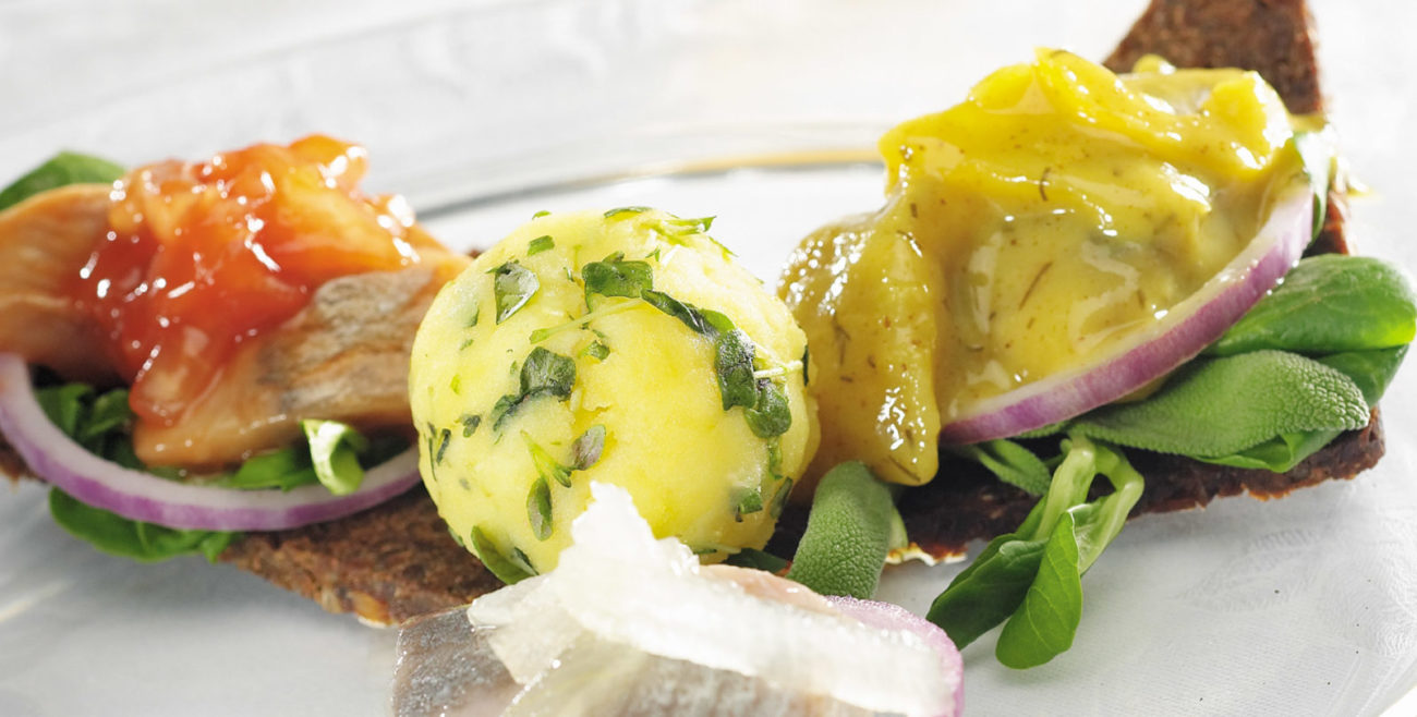 Karrisild og tomatsild på grovt brød
