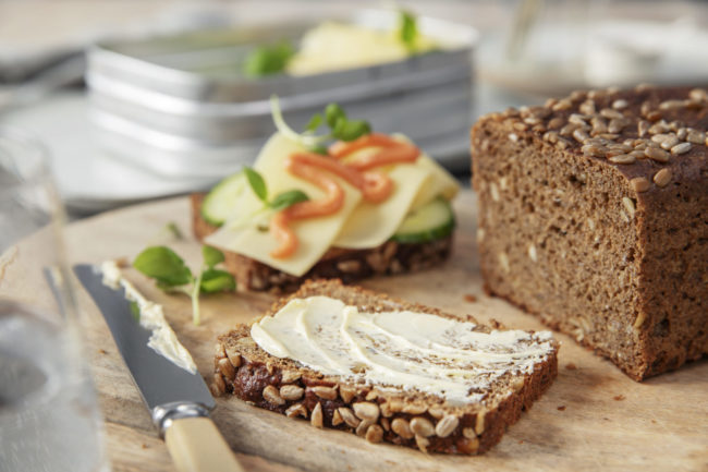 Brødskiver med margarin og kaviar