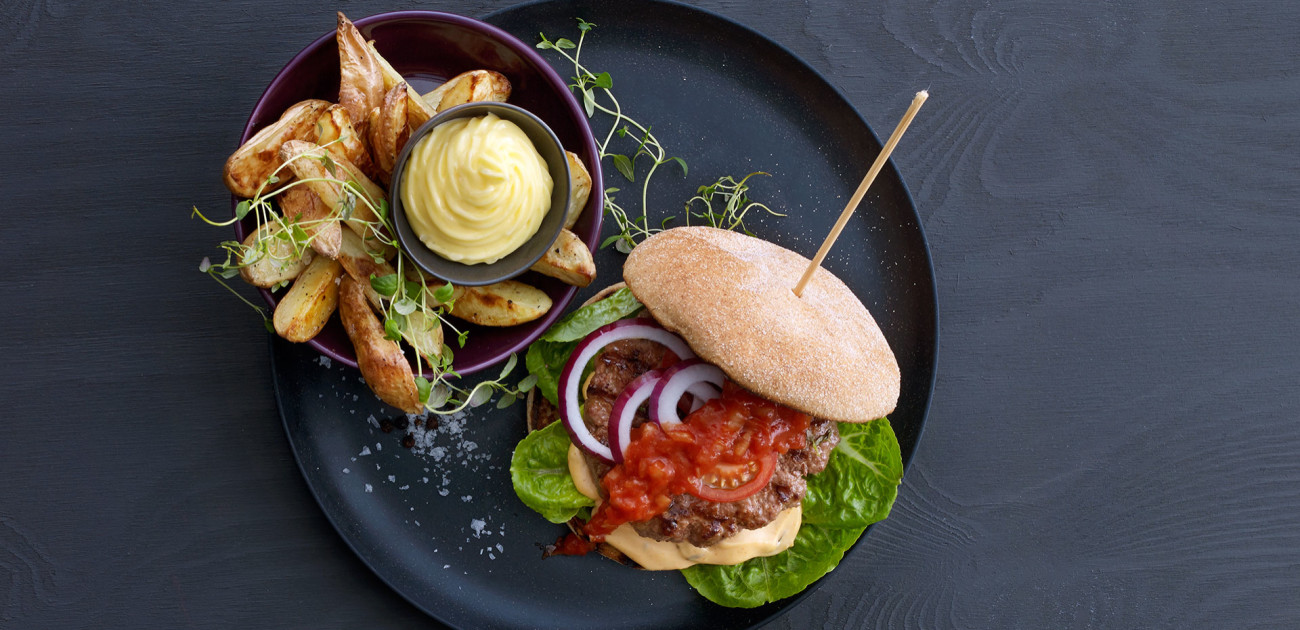 hamburger og chips