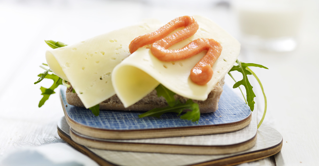 brødskive med ost og kaviar